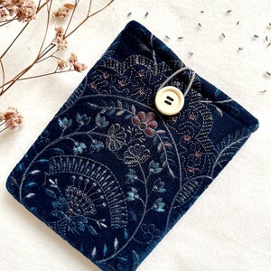 Embroidery Flower Kindle Sleeve, Kindle Paperwhite Case, Velvet Kindle Oasis Cover, Book Lover Gifts, Padded Kindle Pouch, Book Accessories