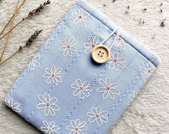 Embroidery Daisy Kindle Sleeve, Kindle Paperwhite Case, Floral Kindle Oasis Cover, Book Lover Gift, Padded Kindle Pouch, Book Accessories