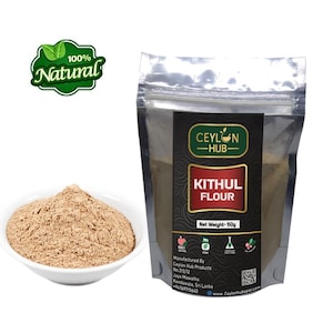 Puede incluir: Una bolsa marrón con una etiqueta negra que dice "Ceylon Hub - Kithul Flour" y "Peso neto - 50g". La bolsa contiene un polvo marrón. La etiqueta también incluye el sitio web y la información de contacto de la empresa.