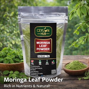 K&ouml;nnte beinhalten: Ein transparenter Beutel mit Moringa-Blattpulver und einem schwarzen und goldenen Etikett. Auf dem Etikett steht "CEYLON HUB" und "MORINGA LEAF POWDER". Das Nettogewicht betr&auml;gt 50g. Das Bild zeigt auch eine Holzschale und einen L&ouml;ffel mit dem Pulver und dem Text "Rich in Nutrients & Natural!"