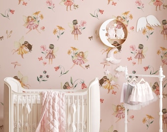 Könnte beinhalten: Ein rosa Kinderzimmer mit einem weißen Babybett und einem weißen Kleiderständer. Die Wände sind mit einer rosa Tapete mit einem sich wiederholenden Muster aus Feen und Blumen bedeckt.