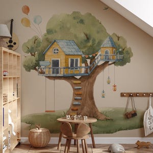 Könnte beinhalten: Ein großes Aquarell-Wandtattoo, das ein Baumhaus mit gelber Struktur, blauem Dach und einer Holzleiter zeigt. Das Design umfasst hängende Laternen, eine Schaukel und drei schwebende Luftballons in den Farben Orange, Gelb und Hellblau.