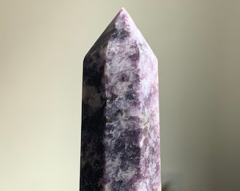Torre de cristal de quartzo lepidolita: Pedra de cura com mica roxa
