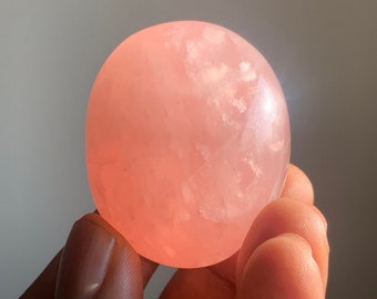 Hochwertiger Rosenquarz-Palmenstein mit Sternblitz | Liebessteine | Steine und Mineralien | Rosa Kristalle