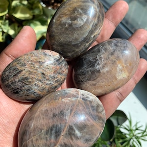 Zwarte maansteen palmsteen | Kalmerend meditatiekristal