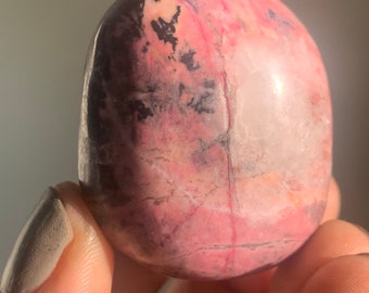 Pietra di palma di rodonite / cristallo rosa burattato, minerale peruviano