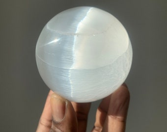 Esfera de cristal de selenita / 78 mm / Selenita óptica / Espato satinado / Cristales curativos, piedras limpiadoras / Rocas y minerales