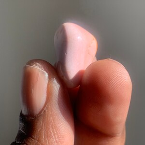 以下が含まれることがあります： ハート型の滑らかなピンクと白の宝石