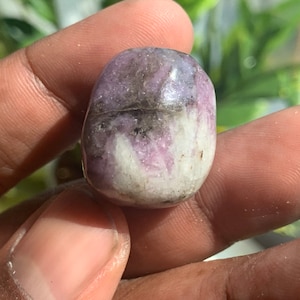 Lepidolite Crystal Quartz Tumble Stone | Fioletowa mika | Kryształy lecznicze Kamienie energetyczne | Kamienie czakr | Skały i minerały | Próbka minerału