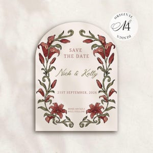 Może przedstawiać: Łukowata karta save the date z kremowym tłem, ilustracjami ciemnoczerwonych lilii i zielonymi łodygami otaczającymi tekst. Karta zawiera napis: SAVE THE DATE, Nick & Kelly, 21ST SEPTEMBER, 2026, MORE DETAILS WILL FOLLOW. W rogu znajduje się okrągłe logo.