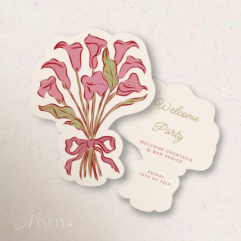 Puede incluir: Una tarjeta de invitaci&oacute;n troquelada con un ramo de calas rosas atadas con un lazo rosa. La tarjeta adyacente muestra el texto Welcome Party, Welcome Cocktails @ Bar Venice y Friday, 16th of July sobre un fondo de color beige claro.