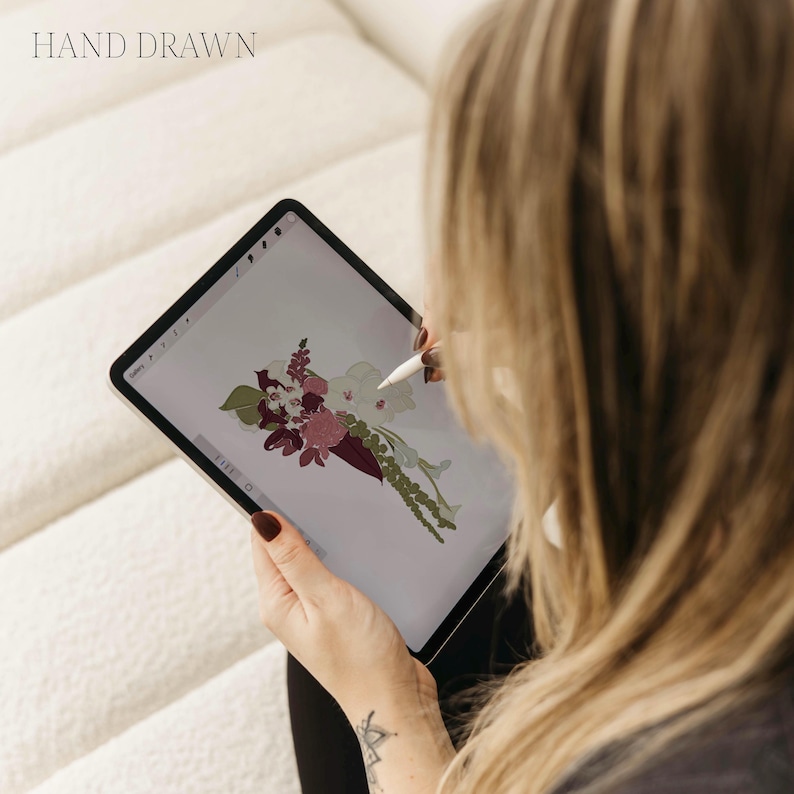 Op de afbeelding: Een digitale tablet met een handgetekende bloemenillustratie met donkerrode, roze en groene bloemblaadjes. Het scherm toont een tekeninterface met een stylus. De tekst HAND DRAWN is zichtbaar in de linkerbovenhoek van de afbeelding.