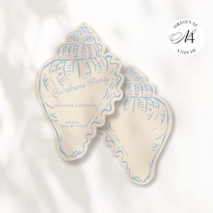 Peut inclure: Deux invitations en papier découpé en forme de coquillages avec un dessin au trait bleu clair d'un conque sur un fond crème. Le texte indique Welcome Party, Welcome Cocktails, et Friday, 16th of July dans une police bleue sans empattement.