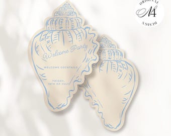 Puede incluir: Dos invitaciones de papel troquelado con forma de conchas marinas con un dibujo de línea azul claro de una caracola sobre un fondo crema. El texto dice Welcome Party, Welcome Cocktails y Friday, 16th of July en una fuente azul sin remates.