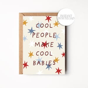 以下が含まれることがあります： クリーム色の背景にダークレッドの文字で「COOL PEOPLE MAKE COOL BABIES」と書かれたグリーティングカード。赤、青、白、ゴールドの星が散りばめられたデザインです。カードの後ろには茶色の封筒が見えています。