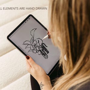 Pu&ograve; includere: Un'illustrazione digitale di un disegno floreale viene creata su un tablet con uno stilo. Il testo "ALL ELEMENTS ARE HAND DRAWN" &egrave; visibile in alto. L'opera presenta un'intricata linea nera su sfondo bianco.