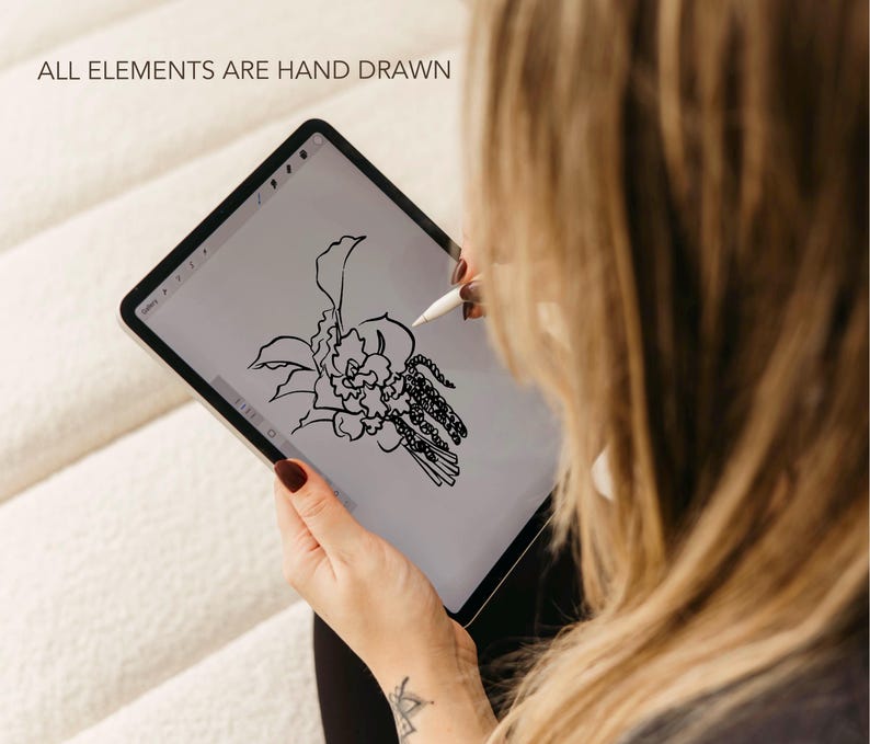 Pu&ograve; includere: Un'illustrazione digitale di un disegno floreale viene creata su un tablet con uno stilo. Il testo "ALL ELEMENTS ARE HAND DRAWN" &egrave; visibile in alto. L'opera presenta un'intricata linea nera su sfondo bianco.