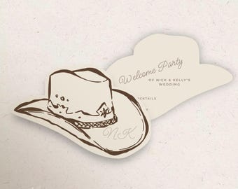 Puede incluir: Una tarjeta troquelada con forma de sombrero de vaquero con ilustraciones de líneas marrones. La tarjeta presenta el texto Welcome Party of Nick & Kelly's Wedding, Cocktails y las iniciales NK. El diseño está impreso en papel color crema.