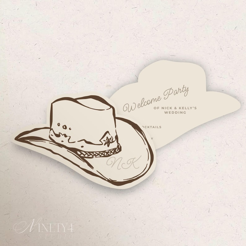 Op de afbeelding: Een gestanste kaart in de vorm van een cowboyhoed met bruine lijntekeningen. De kaart bevat de tekst Welcome Party of Nick & Kelly's Wedding, Cocktails en de initialen NK. Het ontwerp is gedrukt op licht cr&egrave;mekleurig papier.