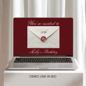 Pu&ograve; includere: Un laptop mostra un invito digitale per un 30&deg; compleanno. L'invito presenta una busta con un sigillo di cera e il testo "You're invited to 30th Kelly's Birthday." Il laptop &egrave; su una superficie bianca.