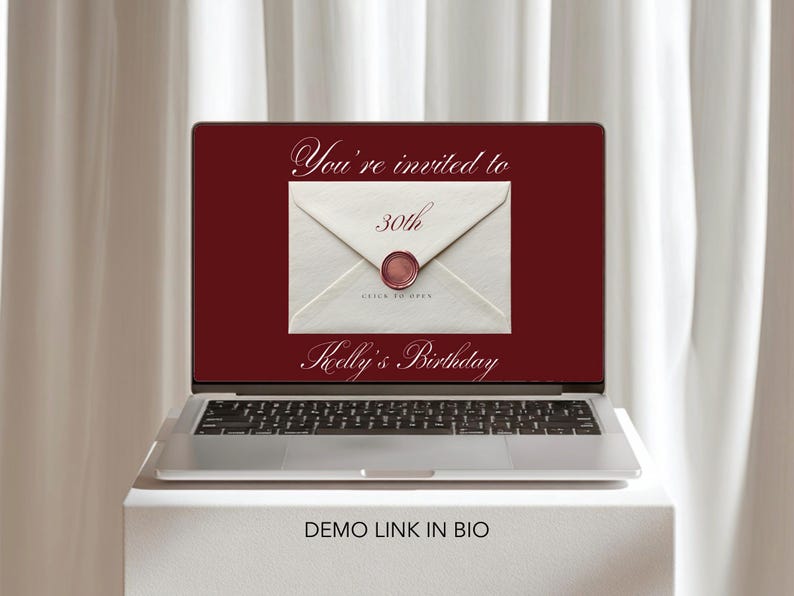 Pu&ograve; includere: Un laptop mostra un invito digitale per un 30&deg; compleanno. L'invito presenta una busta con un sigillo di cera e il testo "You're invited to 30th Kelly's Birthday." Il laptop &egrave; su una superficie bianca.