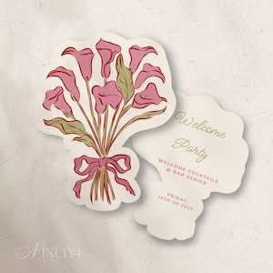 Puede incluir: Una tarjeta de invitaci&oacute;n troquelada con un ramo de calas rosas atadas con un lazo rosa a juego. El reverso muestra el texto Welcome Party, WELCOME COCKTAILS @ BAR VENICE y FRIDAY, 16TH OF JULY sobre una cartulina de color crema.