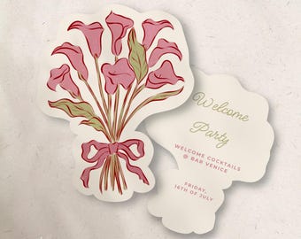 Puede incluir: Una tarjeta de invitación troquelada con un ramo de calas rosas atadas con un lazo rosa a juego. El reverso muestra el texto Welcome Party, WELCOME COCKTAILS @ BAR VENICE y FRIDAY, 16TH OF JULY sobre una cartulina de color crema.