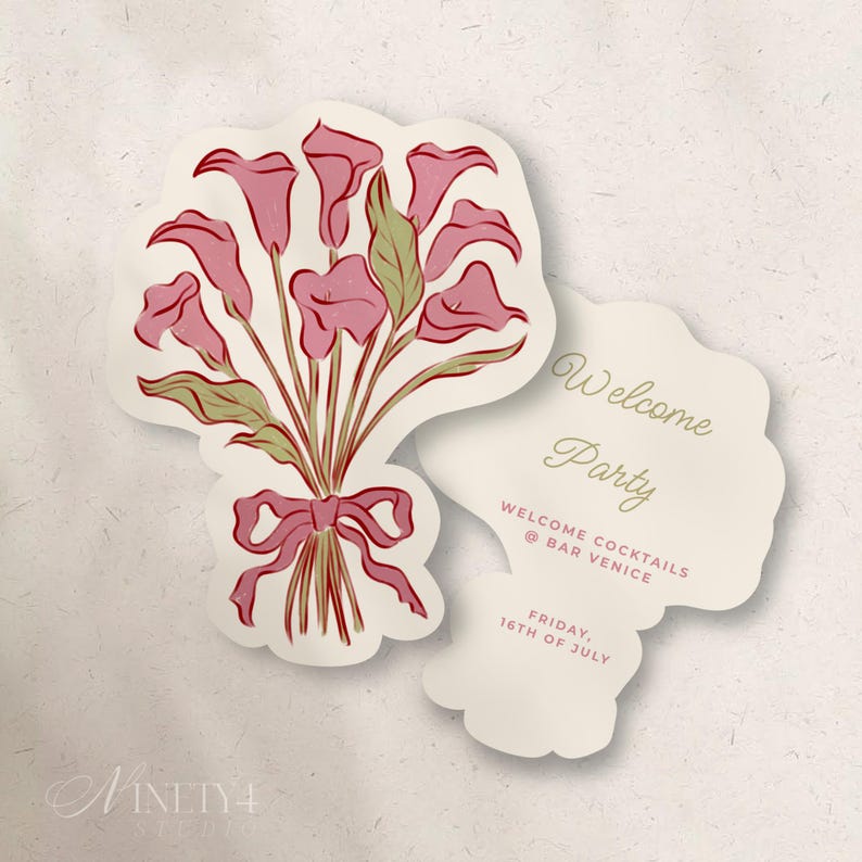 Puede incluir: Una tarjeta de invitaci&oacute;n troquelada con un ramo de calas rosas atadas con un lazo rosa a juego. El reverso muestra el texto Welcome Party, WELCOME COCKTAILS @ BAR VENICE y FRIDAY, 16TH OF JULY sobre una cartulina de color crema.
