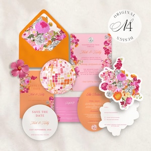 Peut inclure: Un ensemble de papeterie de mariage comprenant une enveloppe orange avec une doublure à fleurs et boules à facettes, une invitation rose, une carte save the date ronde, une carte RSVP et une carte de détails avec des fleurs roses et orange.