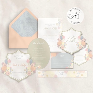 Könnte beinhalten: Ein Hochzeitspapeterie-Set bestehend aus einem pfirsichfarbenen Umschlag mit Blumenfutter, einer rechteckigen Einladung, einer ovalen Detailkarte, zwei schildförmigen Karten mit Blumenakzenten und den Initialen NK, einer Antwortkarte und einem langen rechteckigen Band.