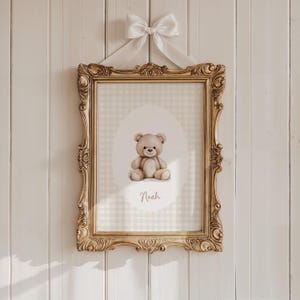 Arte de pared para guardería con coqueta beige personalizada, impresión con nombre de oso, decoración de guardería con nombre personalizado, decoración infantil para guardería, impresión con nombre personalizado de oso