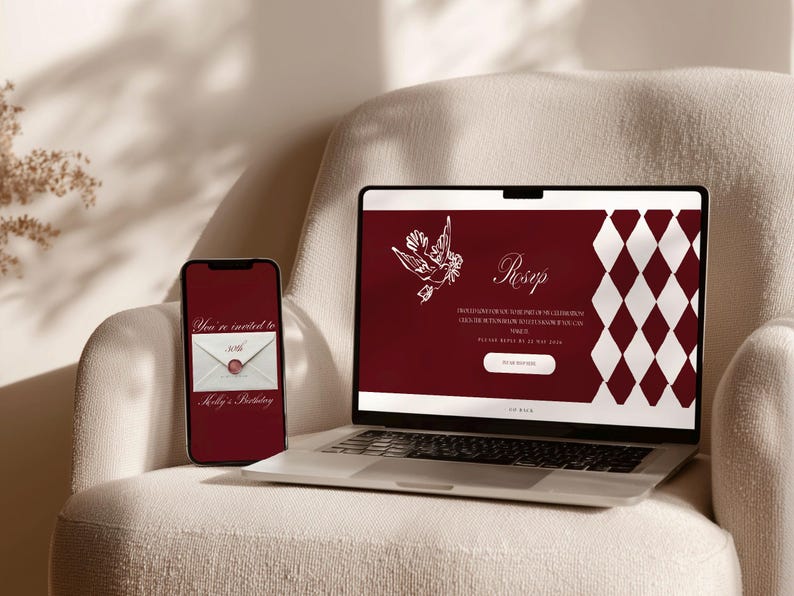 Pu&ograve; includere: Un laptop e uno smartphone mostrano un design di invito bordeaux. Lo schermo del laptop mostra un'illustrazione di colomba e la parola "RSVP". Lo smartphone mostra una grafica di busta con il testo "You're invited to Kelly's Birthday".