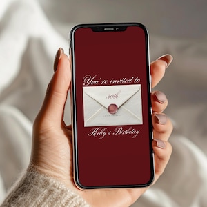 Pu&ograve; includere: Uno smartphone mostra un invito di compleanno bordeaux. L'invito presenta un design a busta con un sigillo di cera e il testo "You're invited to 30th Kelly's Birthday."