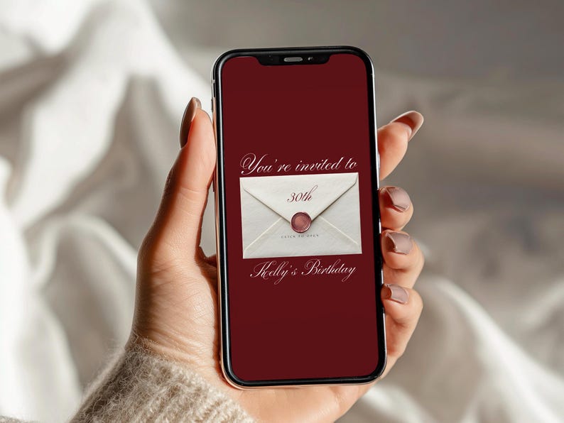 Pu&ograve; includere: Uno smartphone mostra un invito di compleanno bordeaux. L'invito presenta un design a busta con un sigillo di cera e il testo "You're invited to 30th Kelly's Birthday."