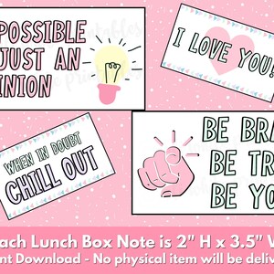 Op de afbeelding: Vier rechthoekige lunchboxnotities met inspirerende citaten op een roze achtergrond. De notities bevatten zinnen als "Onmogelijk is slechts een mening" en "Ik hou van je!" Elke notitie is 5,08 cm hoog en 8,89 cm breed.