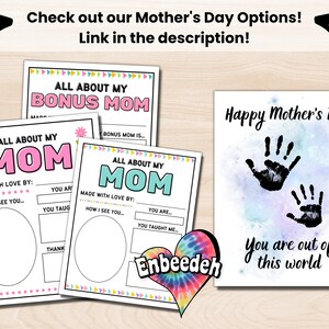 Op de afbeelding: Een verzameling Moederdagkaarten met de tekst "All About My Mom" en "All About My Bonus Mom". E&eacute;n kaart heeft handafdrukken en zegt "Happy Mother's Day". De kaarten zijn wit met kleurrijke accenten en tekst. De afbeelding bevat ook de tekst "Check out our Mother's Day Options! Link in the description!"
