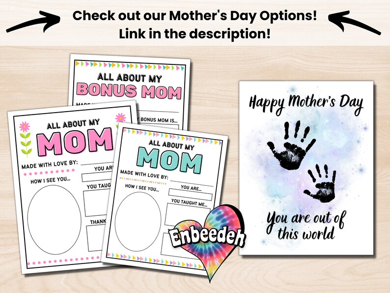 Op de afbeelding: Een verzameling Moederdagkaarten met de tekst "All About My Mom" en "All About My Bonus Mom". E&eacute;n kaart heeft handafdrukken en zegt "Happy Mother's Day". De kaarten zijn wit met kleurrijke accenten en tekst. De afbeelding bevat ook de tekst "Check out our Mother's Day Options! Link in the description!"