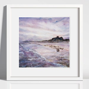 Könnte beinhalten: Ein Aquarellbild einer violetten und blauen Meereslandschaft mit einer entfernten Burg Silhouette am Horizont. Das Wasser ist unruhig und der Himmel ist bewölkt.