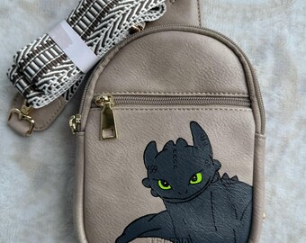 Toothless / Disney Bag / Fanny Pack / Crossbody Bag / Disney Gear / How to train your dragon / Painted Bag / Disneyland / Dragon / Kindle