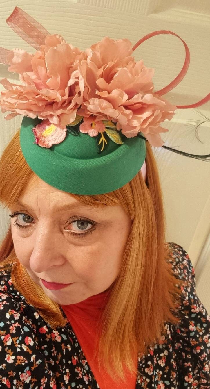 with Pink and Turquoise Detail and Navy Blue Feathers Accessoires Hoeden & petten Nette hoeden Pillbox hoeden Handcrafted Blue and Green Tweed Vintage Style Percher Hat 