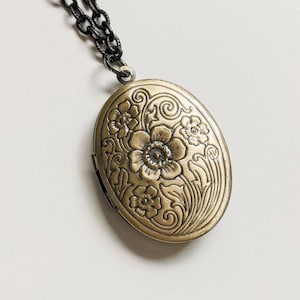 Oval Locket Necklace, Antique Locket Necklace, Lead Free Locket, Nickel Free Locket, Vintage Locket, Black and Gold Necklace, Floral Locket