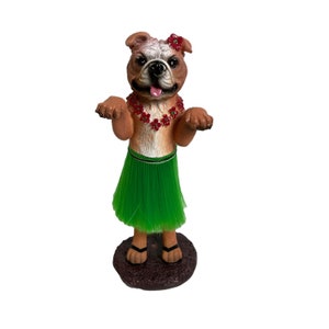 Dashboard Hula Dog English Bulldog Retriever Car Bobblehead Figurine 6 Inches Green Grass Skirt Hawaiian Lei Desk Mantle