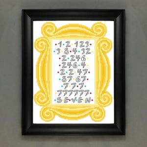 Peut inclure: Une image encadrée en jaune avec le logo emblématique de Friends et les chiffres 1, 2, 3, 4, 5, 6 et 7 dans un motif, ainsi que le mot "SEVEN" en noir.