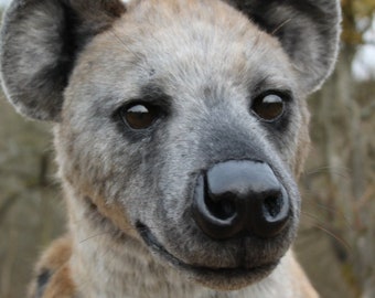 Peluche hyène tachetée - Réplique d'animal en peluche fait main