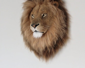 Cabeça de Leão Artesanal de Pelúcia - Escultura Macia - Boneco de Pelúcia