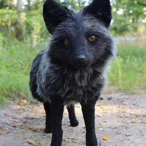 リアルなキツネのぬいぐるみ：野生動物愛好家や素朴なインテリアにぴったりの手作りぬいぐるみ