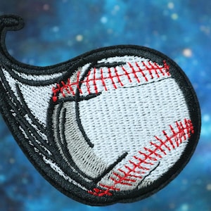 Puede incluir: Parche de béisbol bordado. Presenta una pelota de béisbol blanca con costuras rojas, sobre un diseño negro y gris. El parche tiene un borde negro y una forma curva única, ideal para añadir a ropa o accesorios.