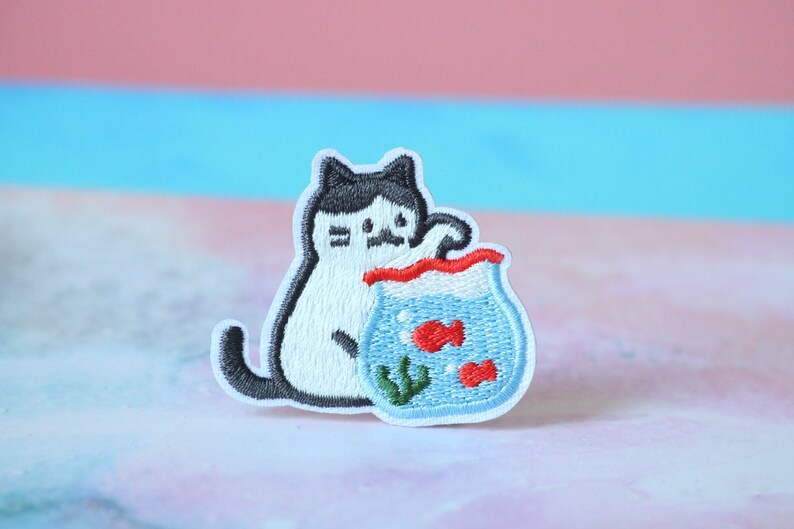 Kitty and goldfish patch,cute, iron on patch,embroidered,edge burn out,Applique,DIY,patch for mask imagem 1