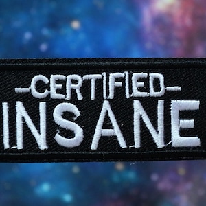 Puede incluir: Parche bordado negro con texto blanco que dice "CERTIFIED INSANE".