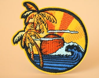 Naszywka haftowana z falami morskimi: aplikacja na letnią plażę